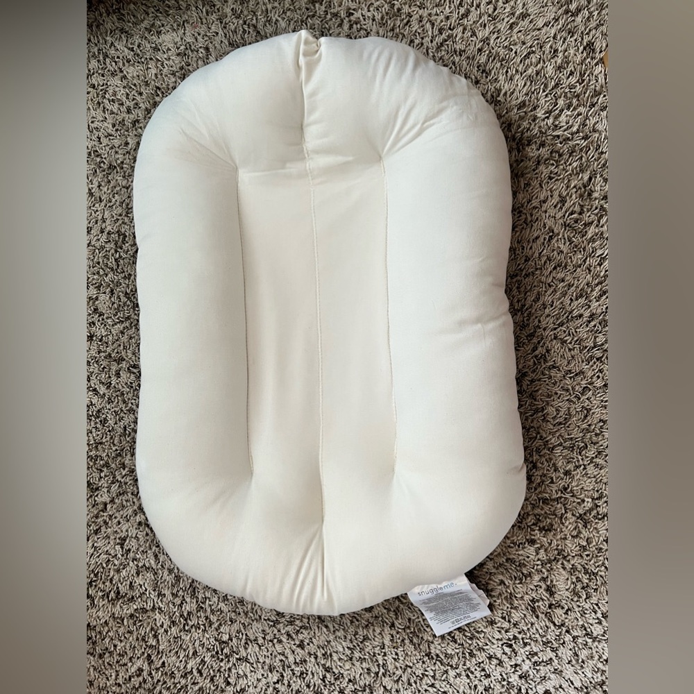 Snuggle me lounger in the color Natural
